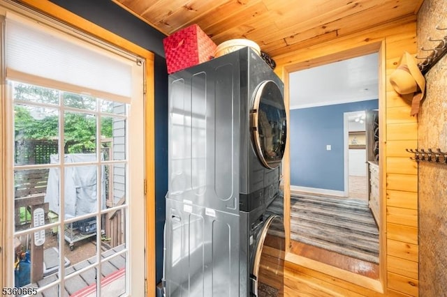 126 Smith Rd, Franklin Twp, NJ 08873 - laundry area with estacked washer and dryer, baseboards, and wood finished floors