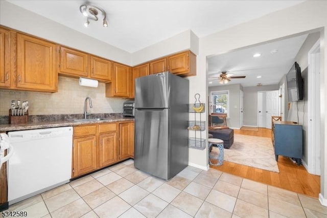 424 Willow Ct, Raritan Twp, NJ 08822 - kitchen with freestanding refrigerator, dishwasher, a sink, tasteful backsplash, and ceiling fan