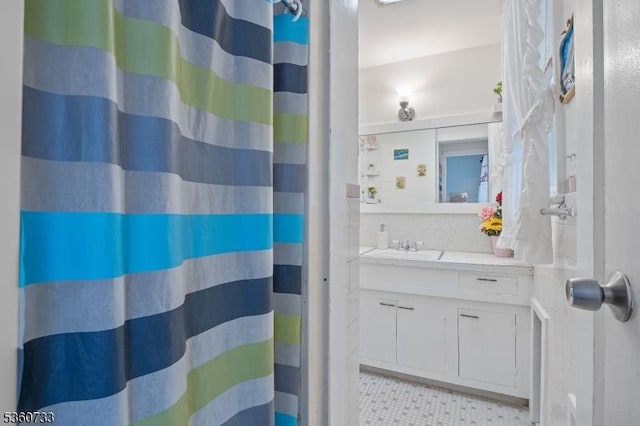 548 Jefferson Ave, Elizabeth City, NJ 07201 - full bath featuring vanity and a shower with curtain