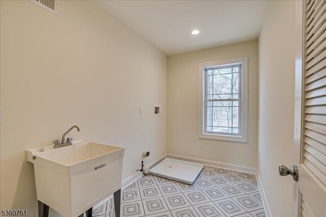 92 Hancock Rd, Piscataway Twp, NJ 08854 - laundry room featuring washer hookup, baseboards, hookup for a gas dryer, and recessed lighting