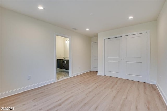 92 Hancock Rd, Piscataway Twp, NJ 08854 - unfurnished bedroom featuring light wood-style flooring, baseboards, recessed lighting, a closet, and connected bathroom