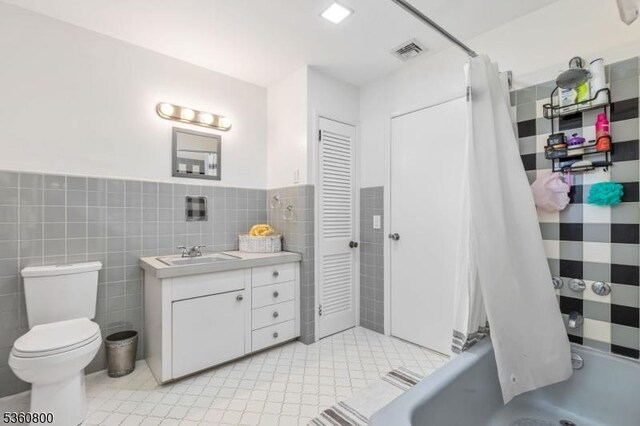 31 Woodside Ave, Cranford Twp, NJ 07016 - bathroom featuring tile walls, vanity, a wainscoted wall, shower / bath combo, and a closet