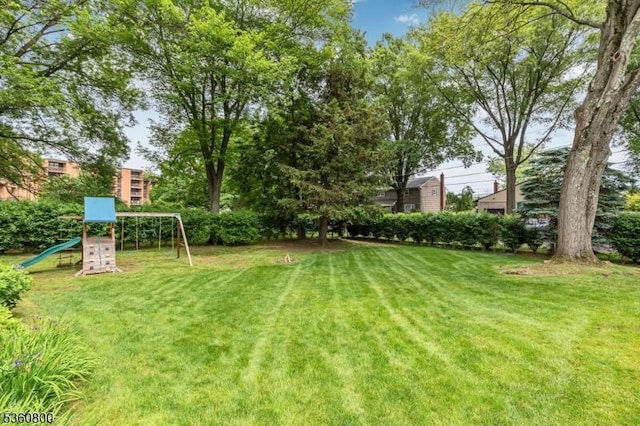 31 Woodside Ave, Cranford Twp, NJ 07016 - view of green lawn