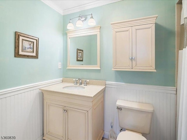 5 Portsmouth Ct, Raritan Twp, NJ 08822 - bathroom featuring wainscoting, vanity, toilet, and crown molding