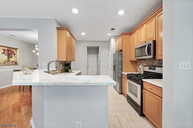 25 Kennedy Ct, Montgomery Twp, NJ 08540 - kitchen featuring appliances with stainless steel finishes, a peninsula, backsplash, recessed lighting, and baseboards