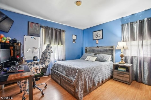 16 Hogback Rd, Franklin Twp, NJ 08867 - bedroom with wood finished floors and an office area