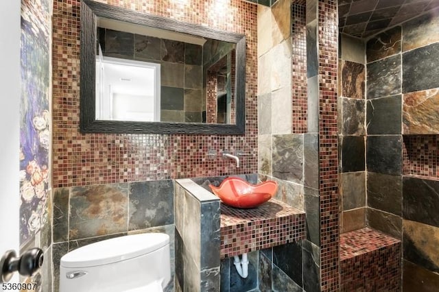 34 Keats Rd, Bernards Twp, NJ 07920 - full bath with tile walls, toilet, and a sink