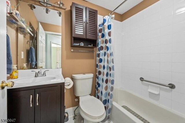 203 Rhoads Dr, Condo, Montgomery Twp, NJ 08502 - full bathroom featuring vanity, toilet, and shower / bath combination with curtain