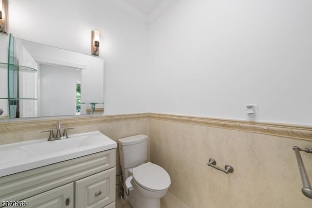 47 Cutlass Rd, Kinnelon Boro, NJ 07405 - bathroom featuring vanity, toilet, wainscoting, and crown molding