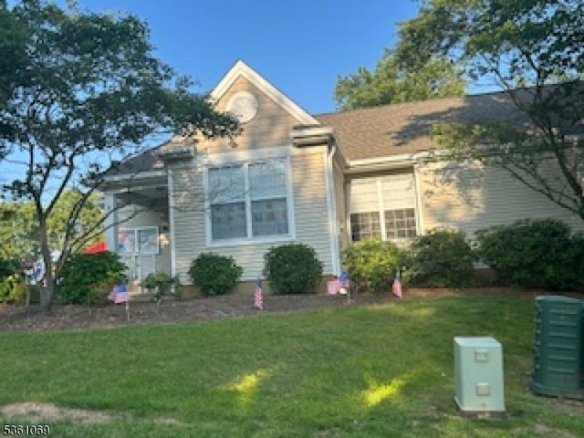 870 Honeybrook Cir, Lopatcong Twp, NJ 08886 - view of front facade featuring a front yard