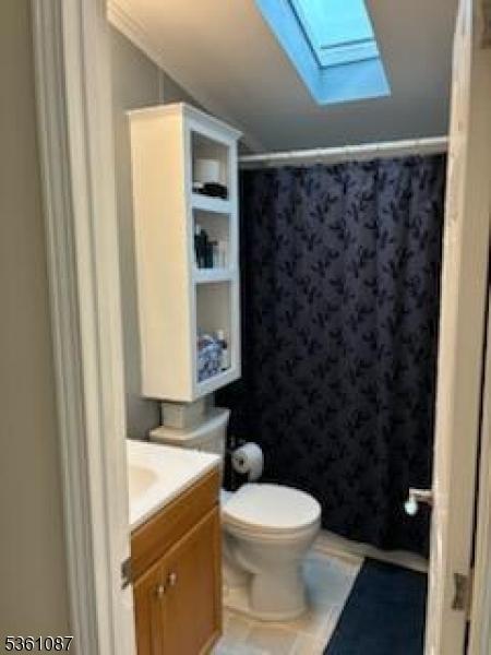 512 Kenbury Rd, Branchburg Twp, NJ 08876 - full bathroom featuring vanity, toilet, a skylight, a shower with curtain, and lofted ceiling
