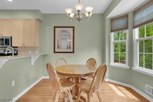 42 Rockcreek Ter Unit 42, Riverdale Boro, NJ 07457 - dining room with light wood-type flooring, baseboards, and a chandelier