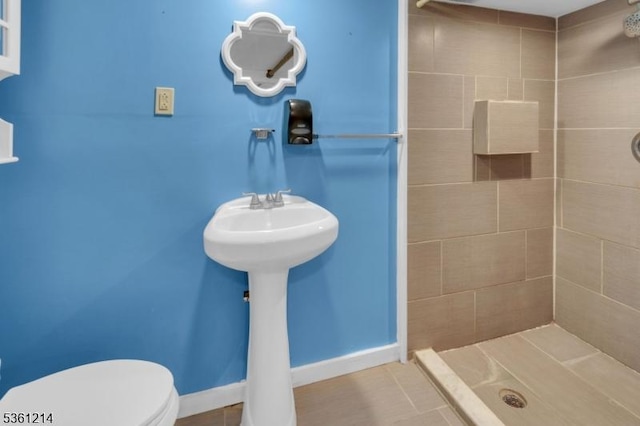 53 Elliot Pl, East Orange City, NJ 07018 - bathroom featuring a tile shower, toilet, tile patterned flooring, and baseboards