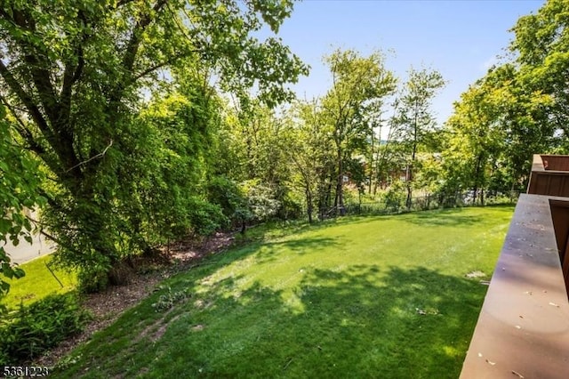 14 Highpoint Unit 14, Cedar Grove Twp, NJ 07009 - view of yard