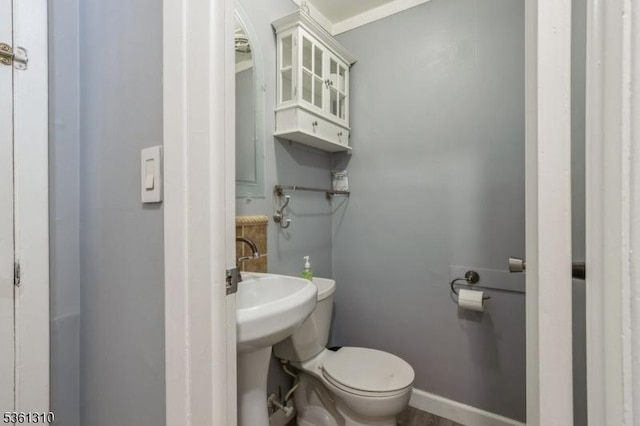 1 Hollywood Dr, Woodbridge Twp, NJ 07095 - half bathroom featuring toilet and baseboards