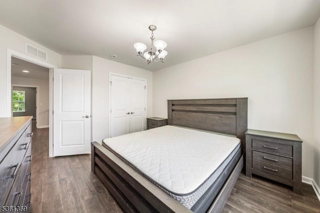 11 Woodland Way, Mount Arlington Boro, NJ 07856 - bedroom featuring dark wood-style floors, a chandelier, baseboards, and a closet