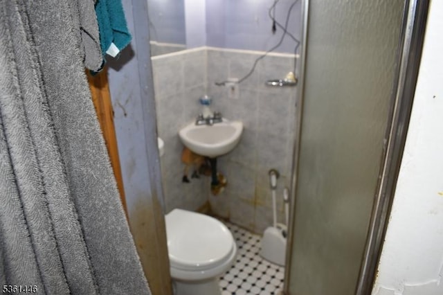 375 Tower St, Union Twp, NJ 07088 - full bathroom with a stall shower, toilet, and tile walls