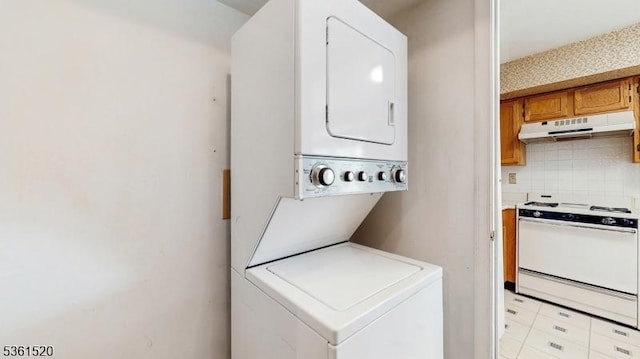 301 Smithwold Rd, Franklin Twp, NJ 08873 - washroom with stacked washer and clothes dryer