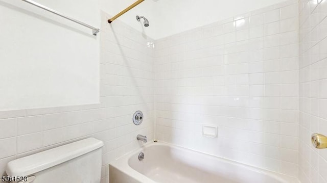 301 Smithwold Rd, Franklin Twp, NJ 08873 - bathroom featuring toilet, shower / bathtub combination, and tile walls