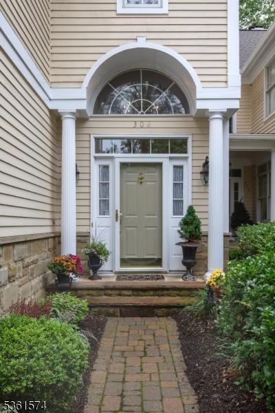 302 Lindabury Ln, Tewksbury Twp, NJ 07979 - view of exterior entry