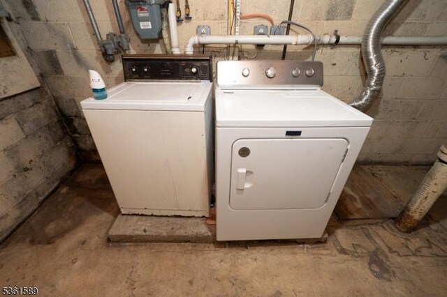 328 Ralph St, Franklin Twp, NJ 08873 - laundry room with washing machine and clothes dryer