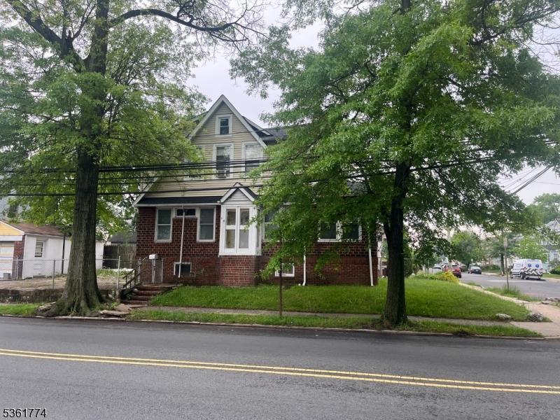 256 Ellery Ave, Newark City, NJ 07106 - view of front facade featuring brick siding and a front yard