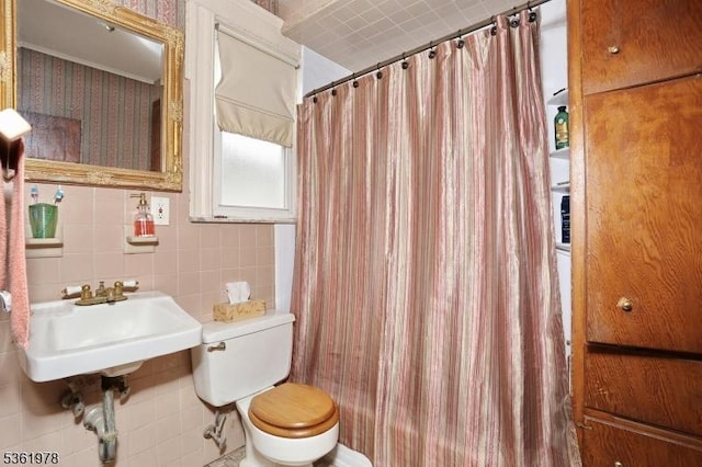 267 Hoover Ave, Bloomfield Twp, NJ 07003 - full bathroom with toilet, tile walls, a sink, and a shower with shower curtain