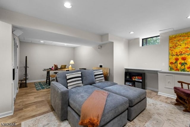 18 Inverrary Pl, Clinton Twp, NJ 08801 - living area featuring light wood-style flooring, baseboards, and recessed lighting