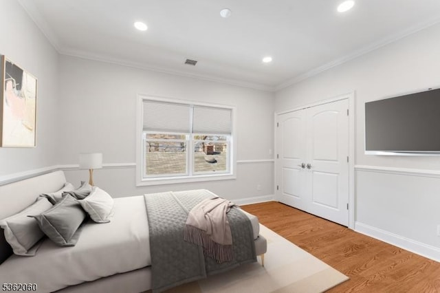 1537 Franklin St, Clark Twp, NJ 07066 - bedroom featuring crown molding, recessed lighting, light wood-type flooring, baseboards, and a closet