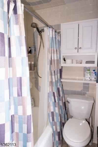 24 Ryerson Ave, Newton Town, NJ 07860 - full bath featuring shower / bathtub combination with curtain, toilet, and tile walls
