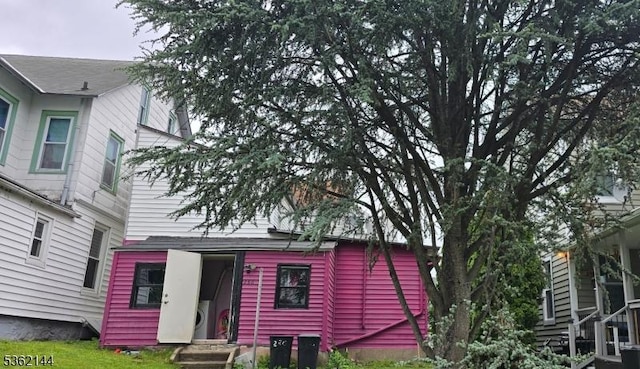286 Chambers St, Phillipsburg Town, NJ 08865 - view of front of house with entry steps and a front yard