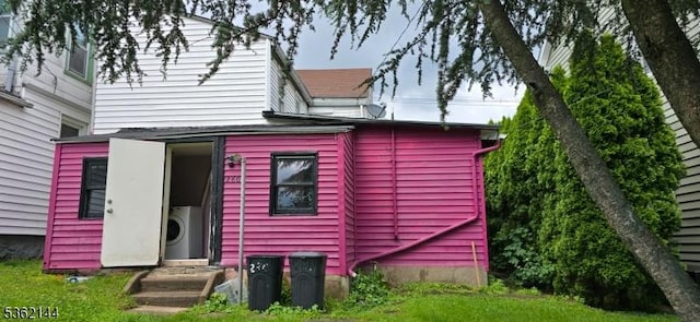 286 Chambers St, Phillipsburg Town, NJ 08865 - rear view of property featuring entry steps and washer / clothes dryer