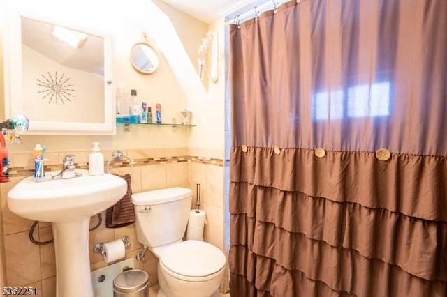 513 Maple Ave, Elizabeth City, NJ 07202 - full bathroom featuring toilet, tile walls, a wainscoted wall, and a shower with shower curtain