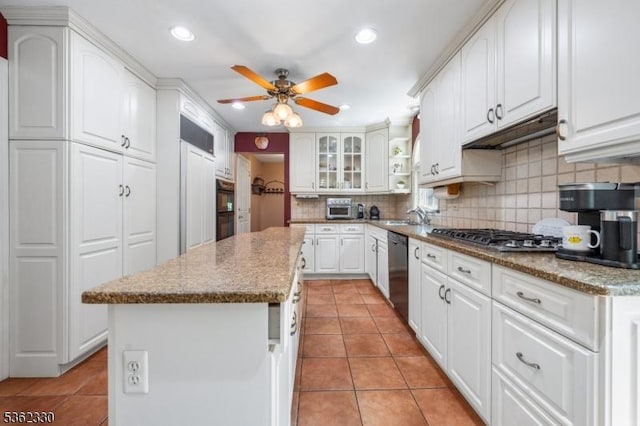 18 Wilderness Trl, Warren Twp, NJ 07059 - kitchen with appliances with stainless steel finishes, light tile patterned floors, a ceiling fan, backsplash, and a center island