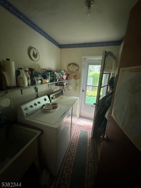 61 N Hillside Ave, Roxbury Twp, NJ 07847 - laundry area with washing machine and clothes dryer