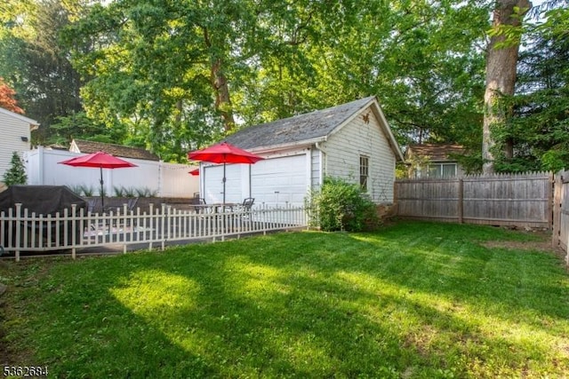 44 Lincoln Ave, Livingston Twp, NJ 07039 - view of yard featuring an outdoor structure and a detached garage