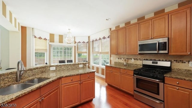 9 Independence Ct, Franklin Twp, NJ 08873 - kitchen with stainless steel appliances, light wood-style flooring, a chandelier, and light stone countertops