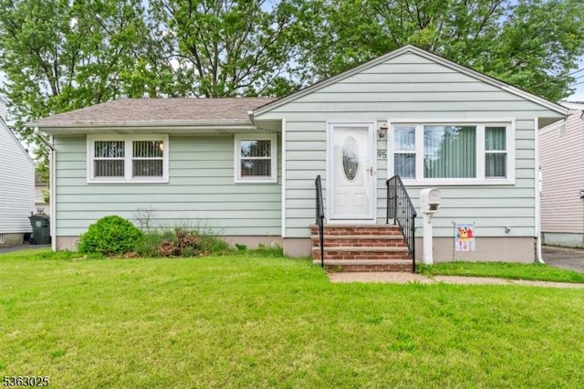 95 1st Ave, Woodbridge Twp, NJ 07064 - bungalow-style home featuring a front lawn and entry steps