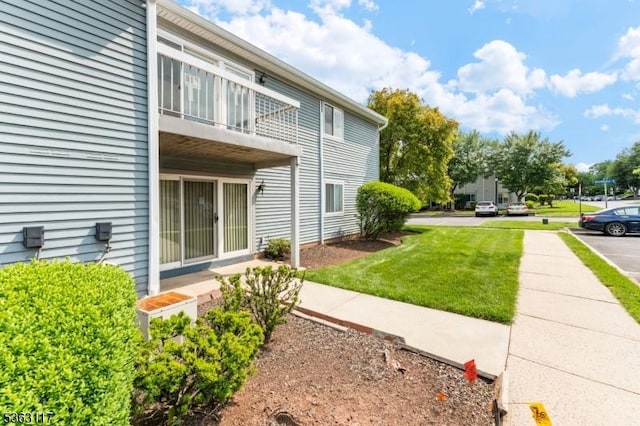 20 Beaconsfield Pl, Franklin Twp, NJ 08873 - view of grassy yard