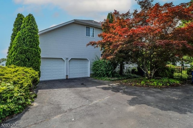 8 Staudt Ct, Franklin Twp, NJ 08873 - view of side of home with asphalt driveway and a garage
