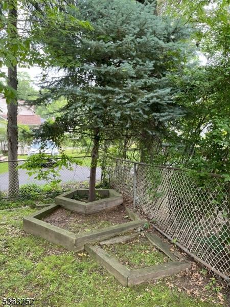 2 Perry Rd, Bloomfield Twp, NJ 07003 - view of yard