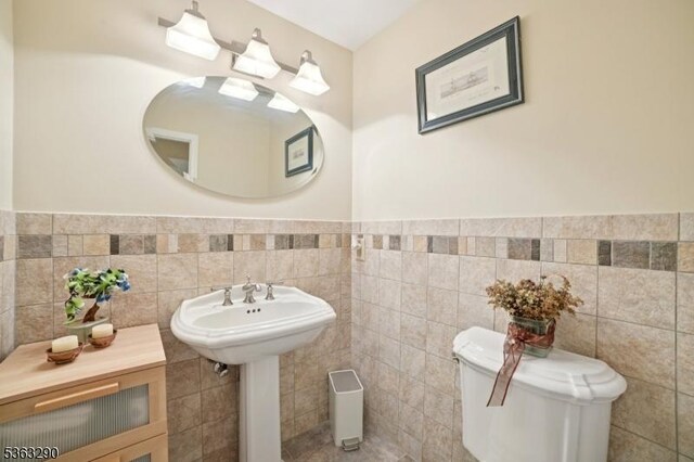 14 Mount Freedom Ave, Randolph Twp, NJ 07869 - bathroom featuring tile walls and wainscoting