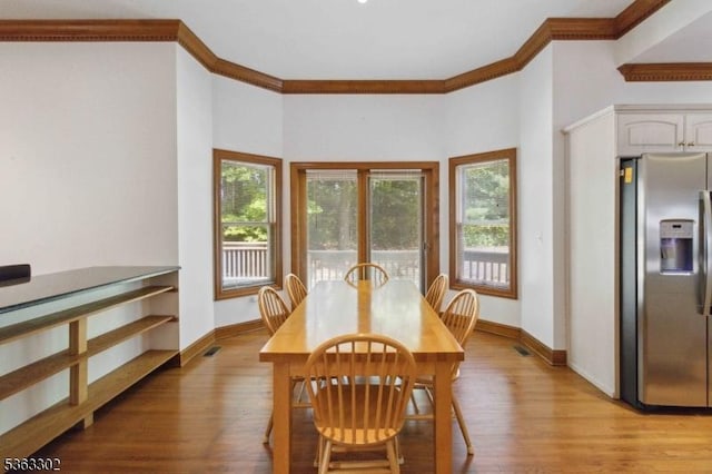 13 E Cove Ln, Morris Twp, NJ 07960 - dining room featuring crown molding, baseboards, and light wood-type flooring