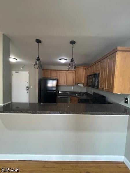 816-826 W Grand St Unit 3I, Elizabeth City, NJ 07202 - kitchen with black appliances, decorative light fixtures, a peninsula, and baseboards