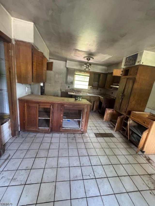 115 Mount Olive Rd, Mount Olive Twp, NJ 07836 - kitchen featuring a peninsula, a ceiling fan, and brown cabinetry