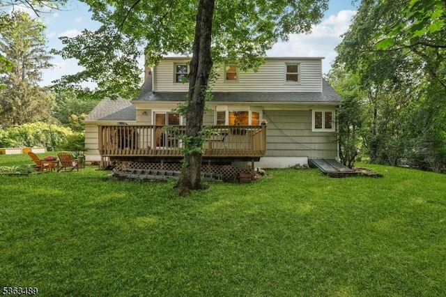 11 Wynding Way, Rockaway Twp, NJ 07866 - rear view of house with a deck, a yard, and roof with shingles