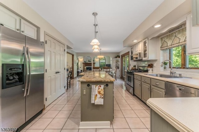 5 Fisher Ct, Raritan Twp, NJ 08822 - kitchen featuring stainless steel appliances, a sink, decorative light fixtures, light countertops, and recessed lighting