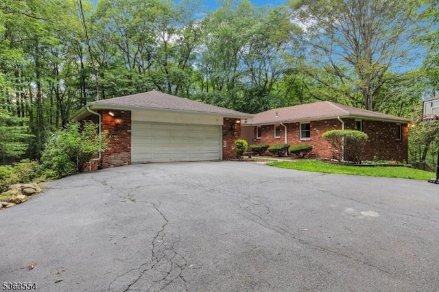 3 Christine Ct, Kinnelon Boro, NJ 07405 - ranch-style house featuring driveway, an attached garage, and brick siding