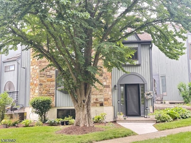 43 Kensington Ct, Washington Twp, NJ 07840 - view of front of house with stone siding