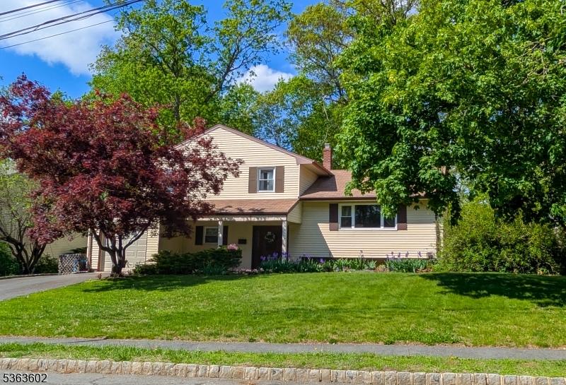 8 Berkeley Ter, Livingston Twp, NJ 07039